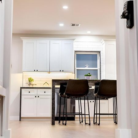 Renovated & Sophisticated Home Near Beach & Shops! Барнстабъл Екстериор снимка
