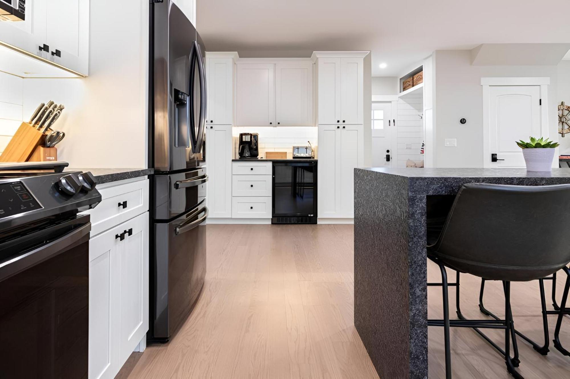 Renovated & Sophisticated Home Near Beach & Shops! Барнстабъл Екстериор снимка