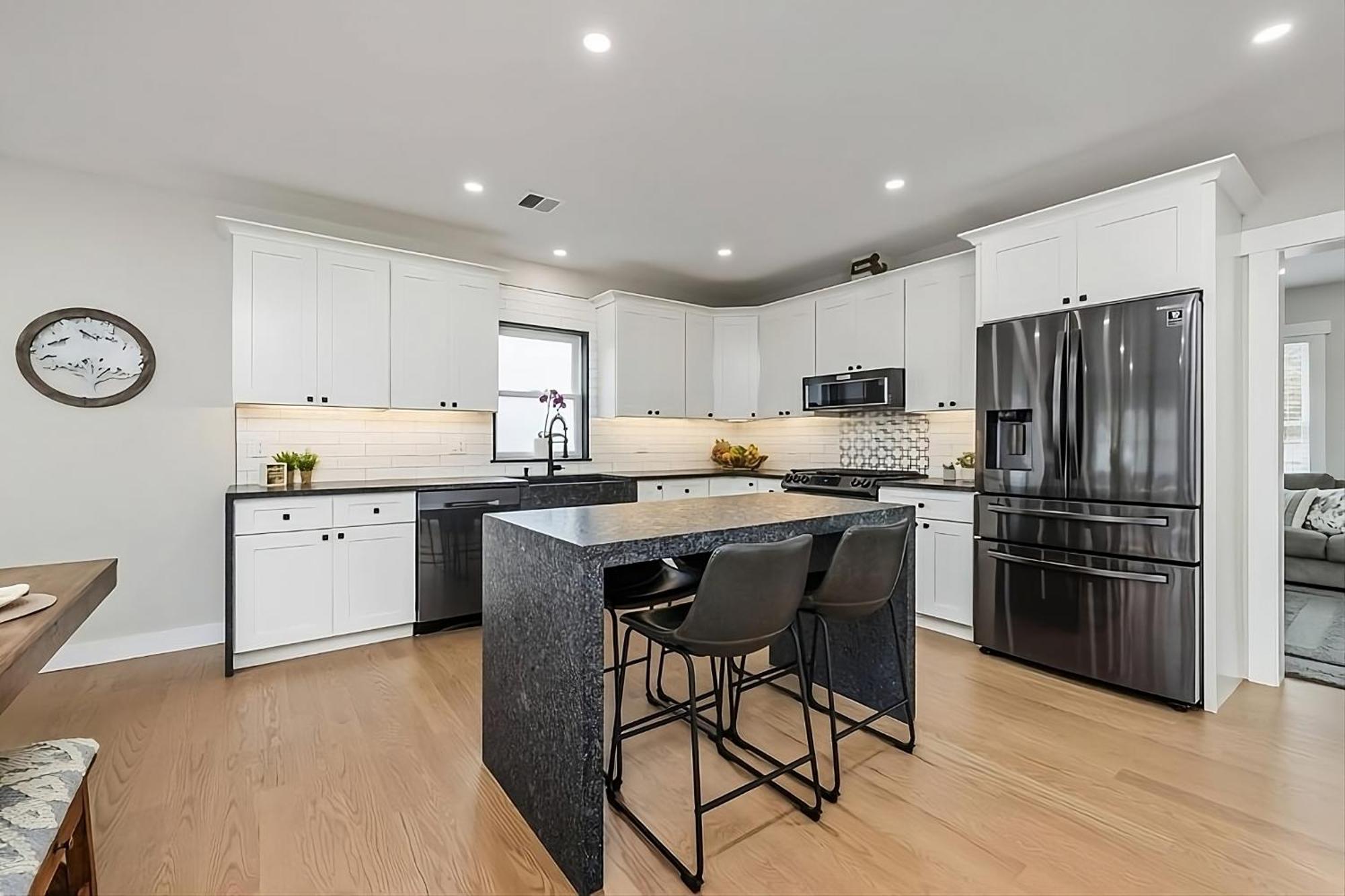 Renovated & Sophisticated Home Near Beach & Shops! Барнстабъл Екстериор снимка